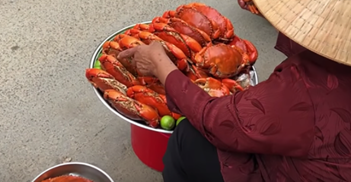 Người Sài Gòn đội nắng, chờ hơn 1 tiếng để tranh mua mâm cua dì Ba