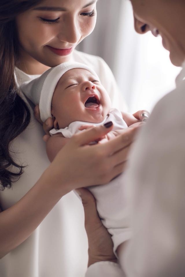 Cặp đôi Thành – Diễm khoe quý tử bụ bẫm, Jun Vũ lại khoe body bốc lửa
