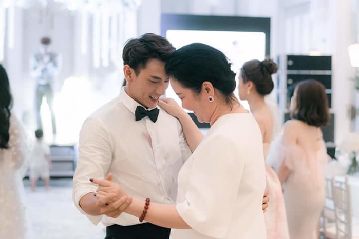 Chỉ là khách dự đám cưới, Isaac bị fan “càm ràm” vì lý do không đỡ nổi