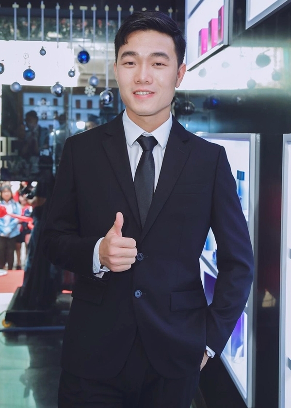 Chỉ mặc vest, đội tuyển U23 Việt Nam vẫn khiến fan girl liêu xiêu