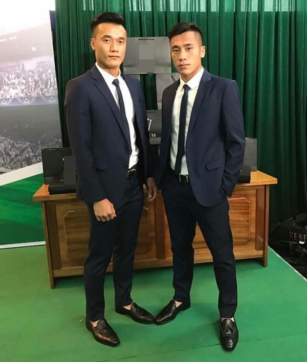 Chỉ mặc vest, đội tuyển U23 Việt Nam vẫn khiến fan girl liêu xiêu