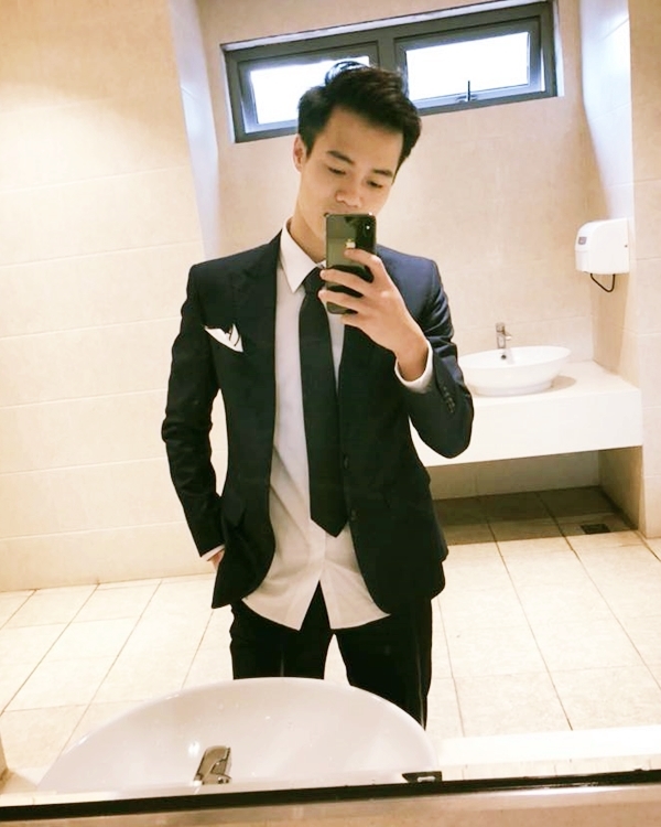 Chỉ mặc vest, đội tuyển U23 Việt Nam vẫn khiến fan girl liêu xiêu