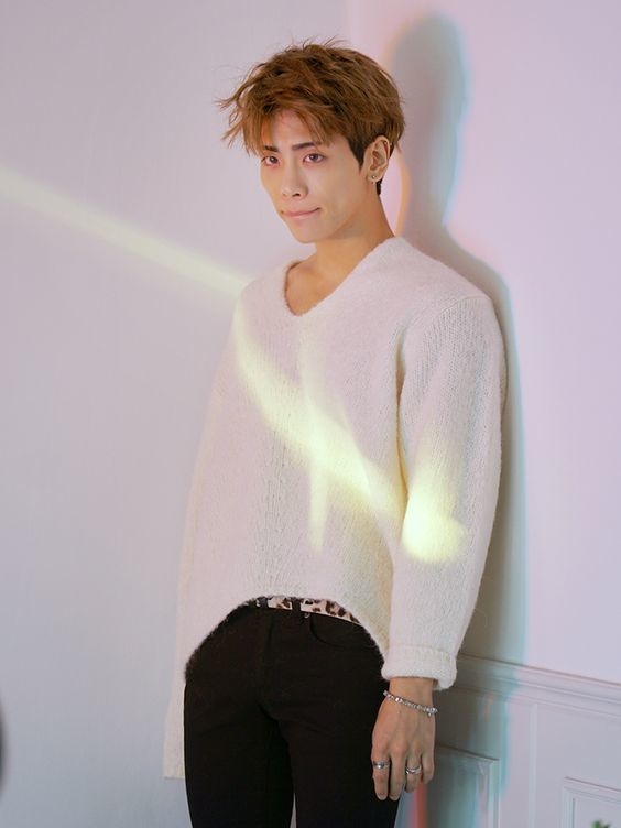 Chỉ vì công khai hẹn hò mà sự nghiệp của loạt idol này trở nên điêu đứ