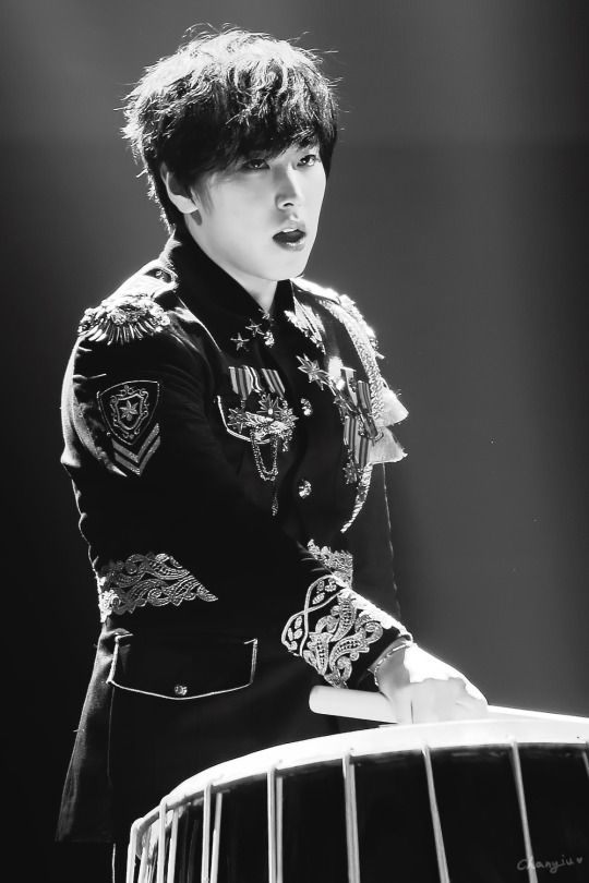 Chỉ vì công khai hẹn hò mà sự nghiệp của loạt idol này trở nên điêu đứ
