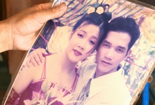 Chồng trẻ suốt 13 năm bón cơm cho vợ bệnh nặng
