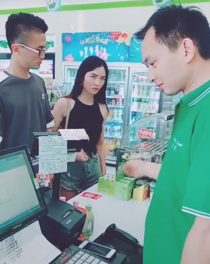 Cô gái tranh trả tiền với bạn trai và nhận cái kết khó đỡ