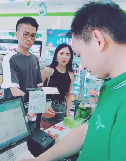 Cô gái tranh trả tiền với bạn trai và nhận cái kết khó đỡ