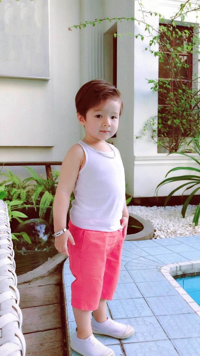 Con trai lai Tây của Elly Trần “gây sốt” với thần thái như hoàng tử