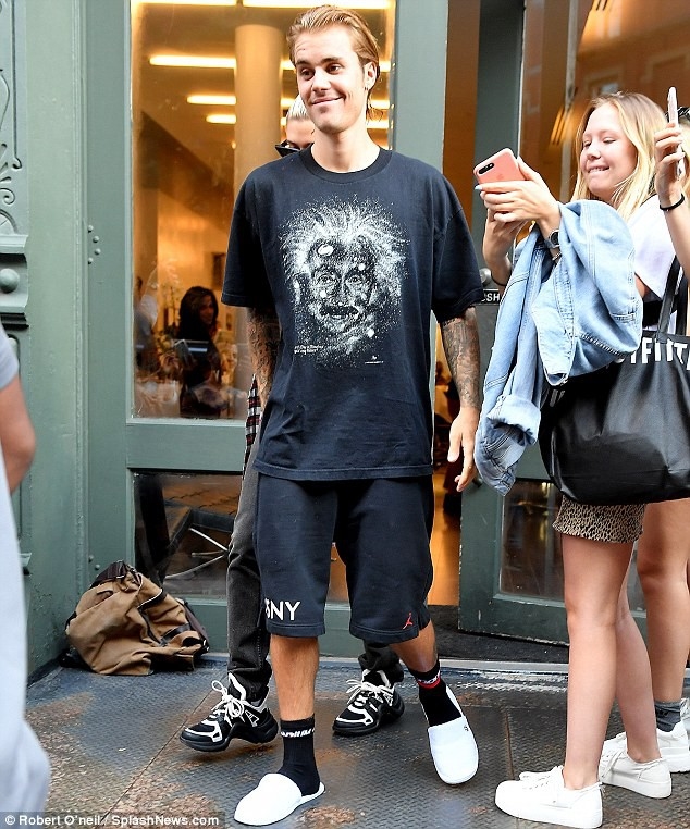 Cuối cùng, Justin Bieber cũng chịu tân trang nhan sắc vì vị hôn thê