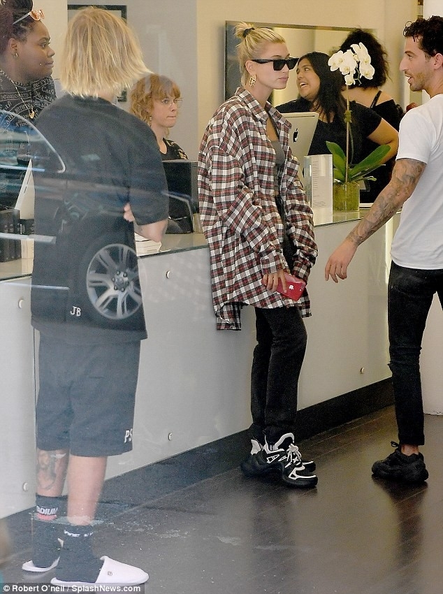 Justin Bieber ôm mặt khóc với Hailey - Đó là vì một quyển sách