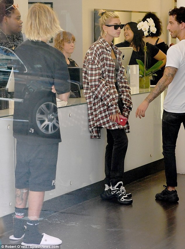 Cuối cùng, Justin Bieber cũng chịu tân trang nhan sắc vì vị hôn thê