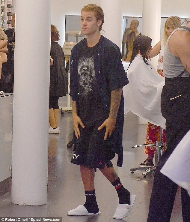 Cuối cùng, Justin Bieber cũng chịu tân trang nhan sắc vì vị hôn thê