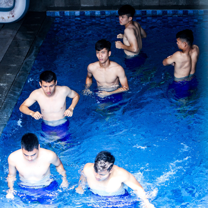 Dàn cầu thủ U23 Việt Nam khoe body như tạc tượng dưới bể bơi