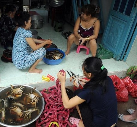 Hút khách nước ngoài, dì Ba phát phiếu thứ tự cho khách mua cua