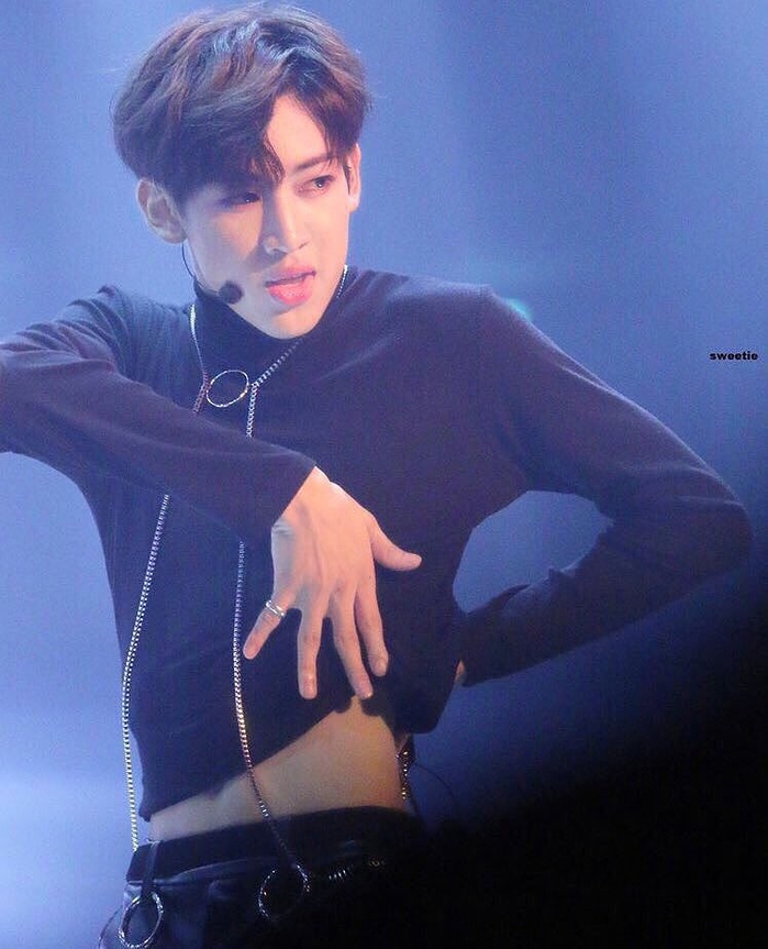 ‘Đột nhập’ hội sao nam Kpop mê đắm áo croptop khoe eo siêu sexy