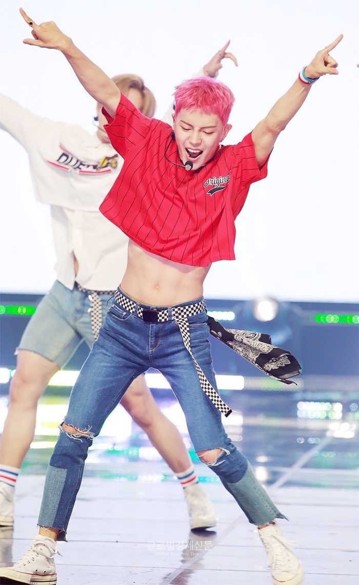 ‘Đột nhập’ hội sao nam Kpop mê đắm áo croptop khoe eo siêu sexy