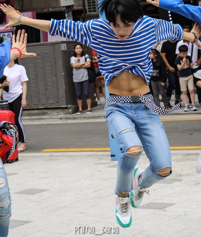 ‘Đột nhập’ hội sao nam Kpop mê đắm áo croptop khoe eo siêu sexy