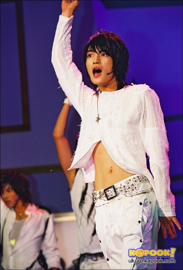 ‘Đột nhập’ hội sao nam Kpop mê đắm áo croptop khoe eo siêu sexy