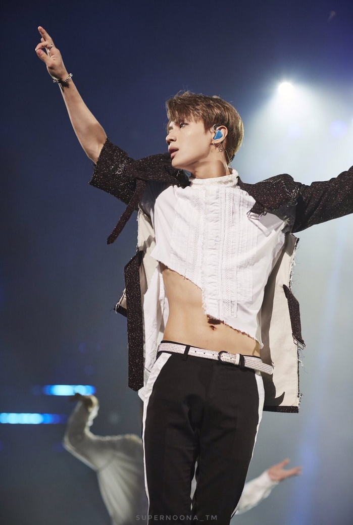 ‘Đột nhập’ hội sao nam Kpop mê đắm áo croptop khoe eo siêu sexy