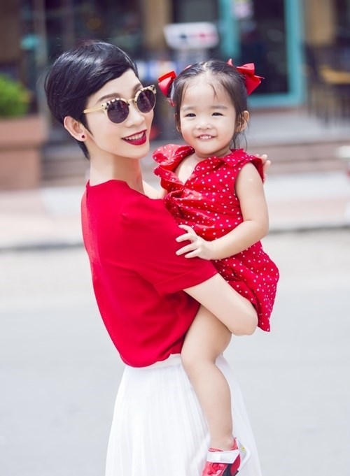 Những bà mẹ đơn thân đầy nghị lực trong showbiz Việt