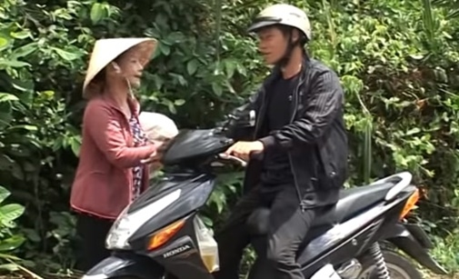 Góc cảnh giác: Thủ đoạn khiến bạn sập bẫy khi cho người già đi nhờ xe