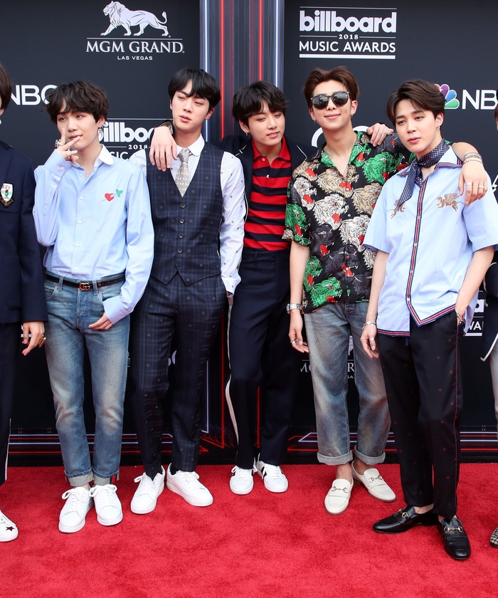 Đụng hàng cùng 1 chiếc áo: Justin, Rap Monster hay Sơn Tùng chất hơn