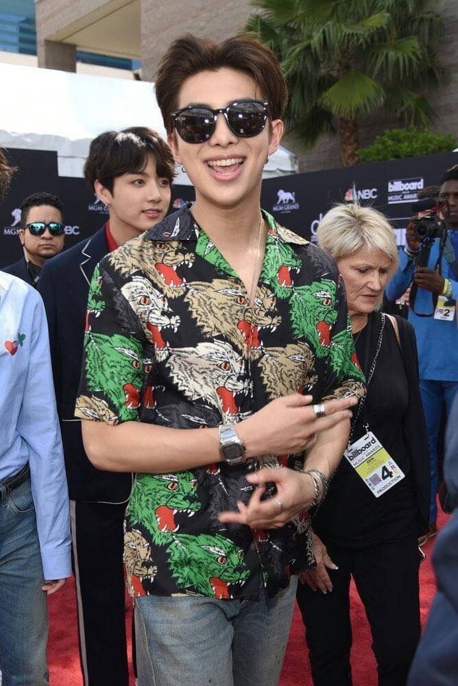 Đụng hàng cùng 1 chiếc áo: Justin, Rap Monster hay Sơn Tùng chất hơn