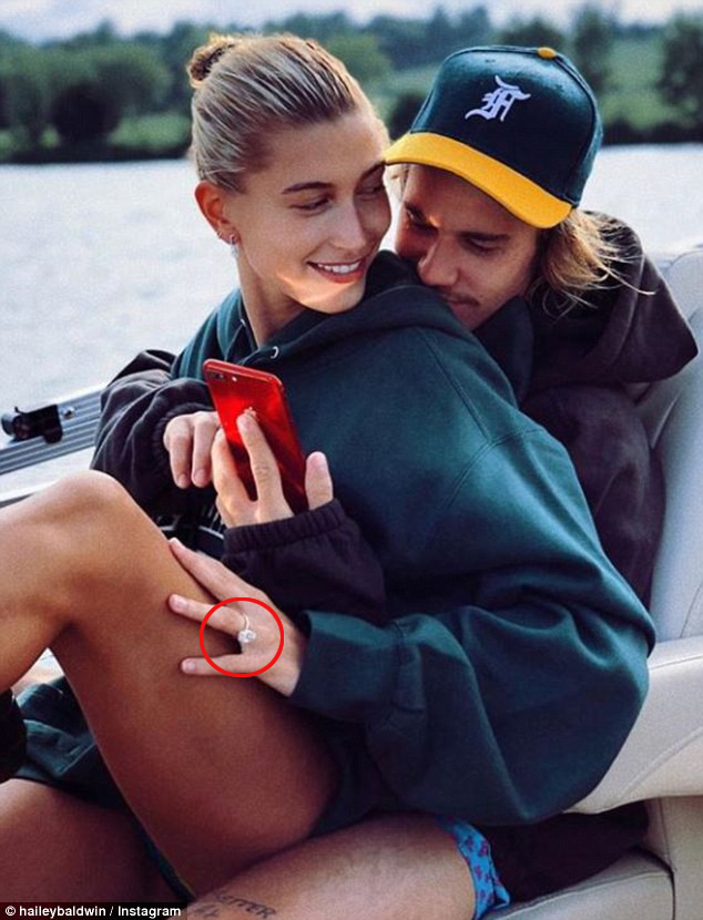 Hailey Baldwin khoe ảnh đeo nhẫn đính hôn 11 tỷ đồng