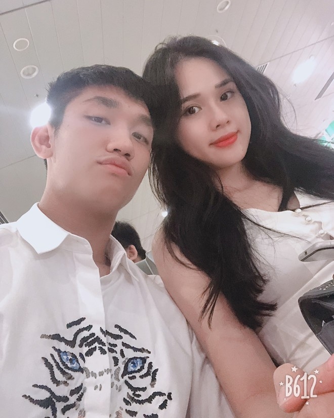Hoi ban gai cau thu U23: Nguoi xinh nhu hoa hau, ke bi fan xui nen tranh xa