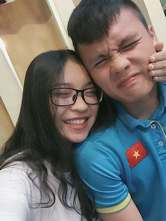 Hoi ban gai cau thu U23: Nguoi xinh nhu hoa hau, ke bi fan xui nen tranh xa