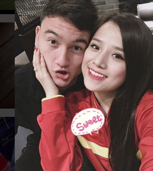 Hoi ban gai cau thu U23: Nguoi xinh nhu hoa hau, ke bi fan xui nen tranh xa
