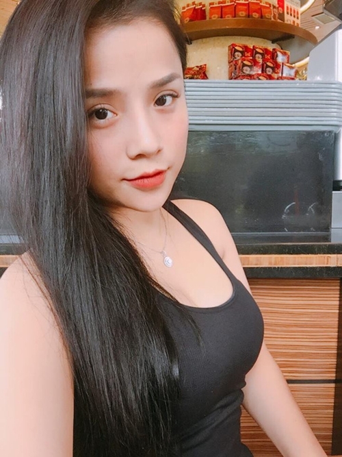 Hoi ban gai cau thu U23: Nguoi xinh nhu hoa hau, ke bi fan xui nen tranh xa