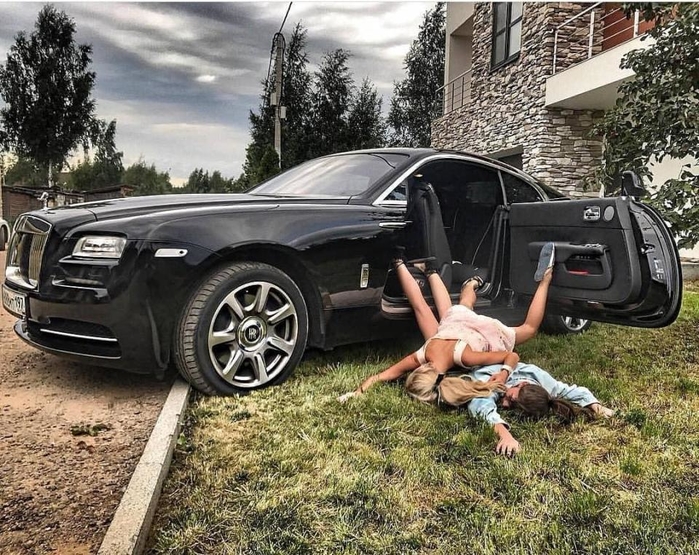 Hội Rich Kid tích cực lăng xê mốt chụp ảnh ngã sấp mặt