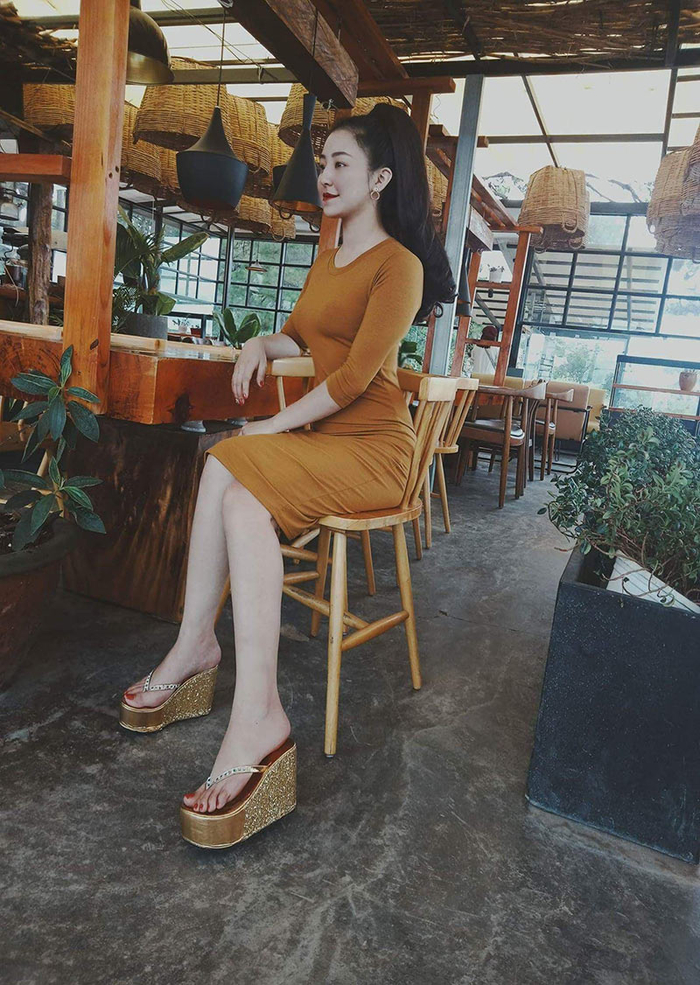 Hotgirl bánh tráng trộn li dị chồng, cùng bạn lập nghiệp tại thành phố