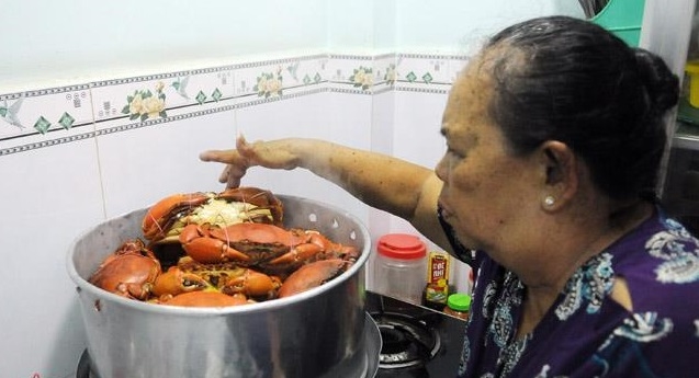 Hút khách nước ngoài, dì Ba phát phiếu thứ tự cho khách mua cua