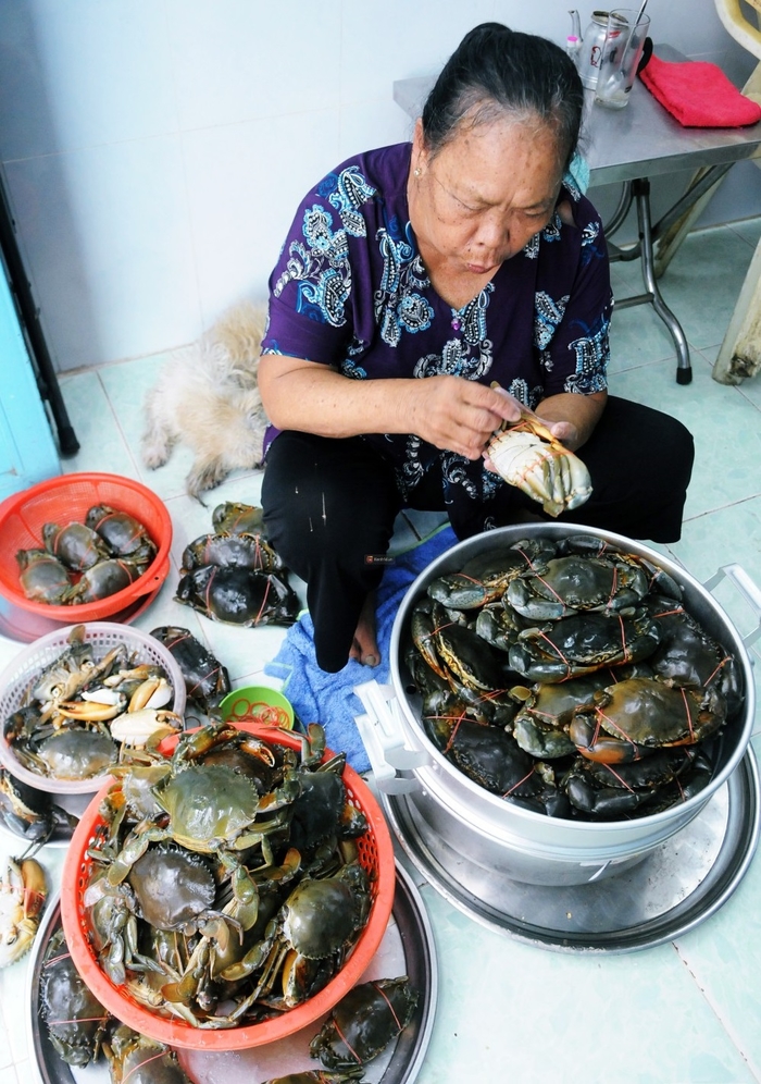 Hút khách nước ngoài, dì Ba phát phiếu thứ tự cho khách mua cua