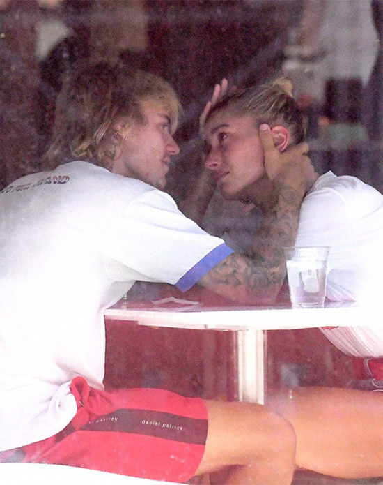 Justin Bieber căng thẳng được vợ sắp cưới vỗ về bên vệ đường