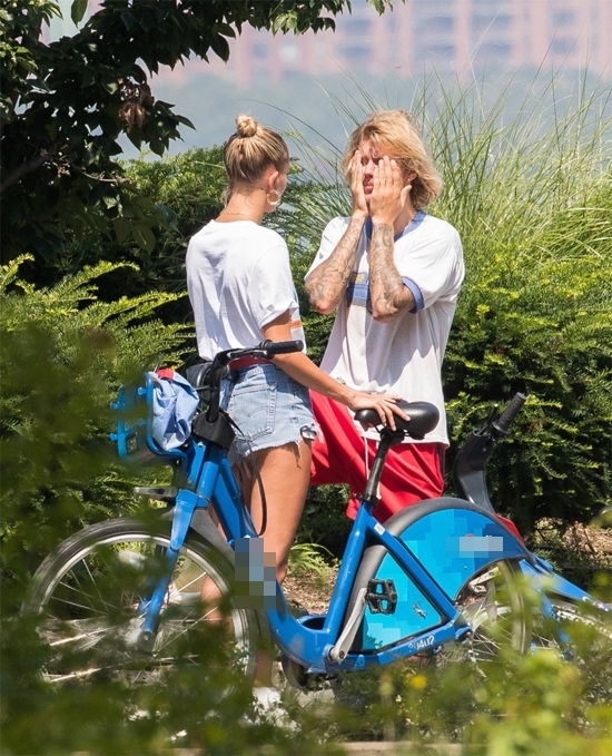 Justin Bieber căng thẳng được vợ sắp cưới vỗ về bên vệ đường