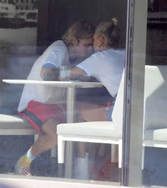 Justin Bieber căng thẳng được vợ sắp cưới vỗ về bên vệ đường
