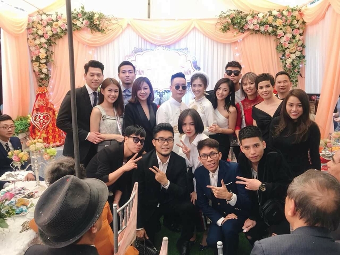 Khi sao Viet len xe hoa: Nguoi kin dao, nguoi lai song hi lam bon