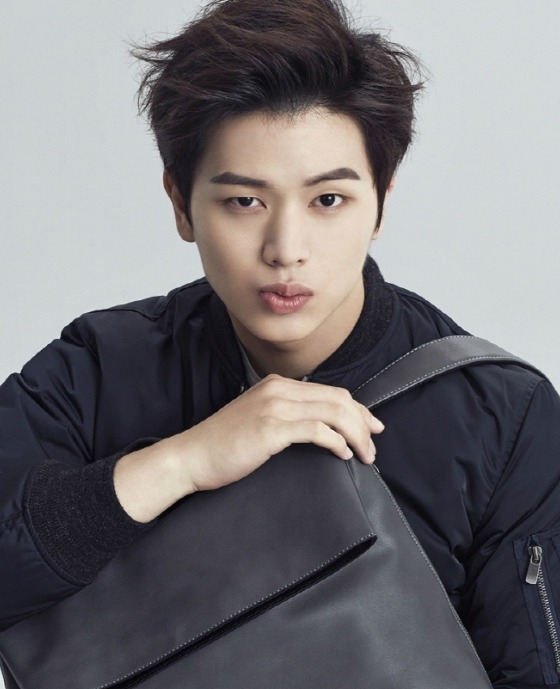 Không chờ đến debut, các idol Kpop này đã nổi tiếng từ thời đi học