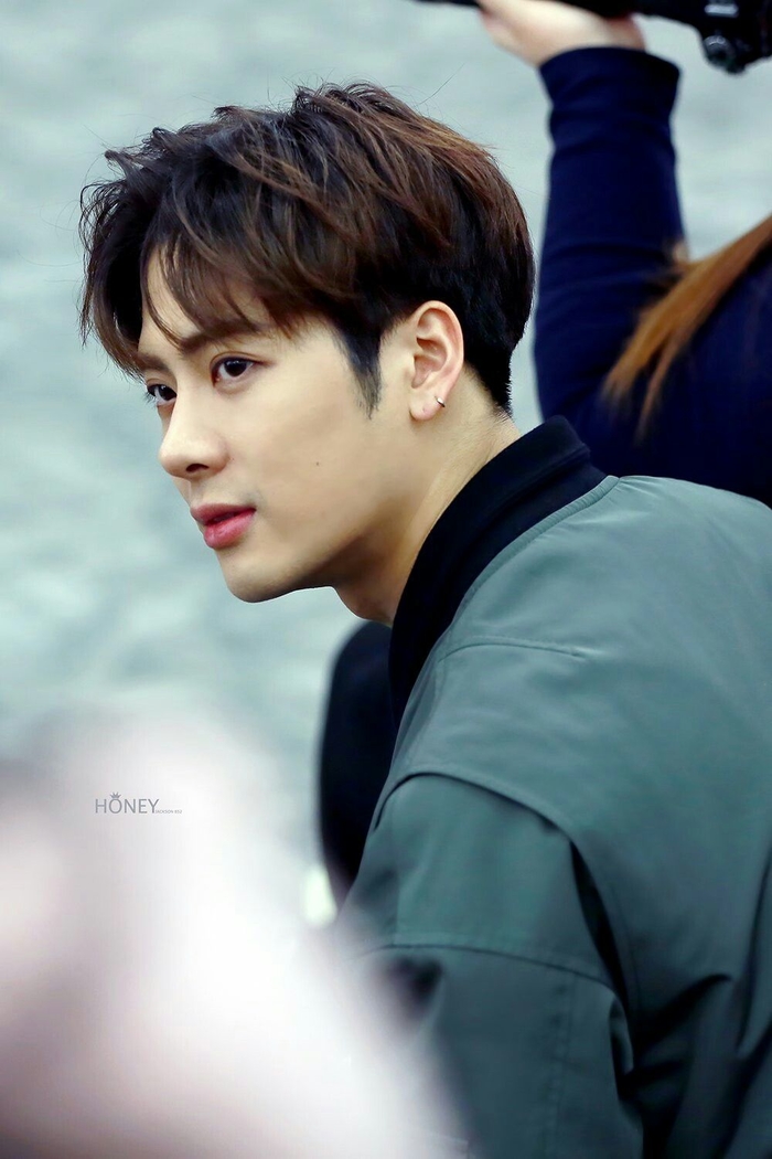 Không chờ đến debut, các idol Kpop này đã nổi tiếng từ thời đi học