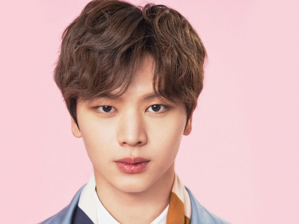 Không chờ đến debut, các idol Kpop này đã nổi tiếng từ thời đi học