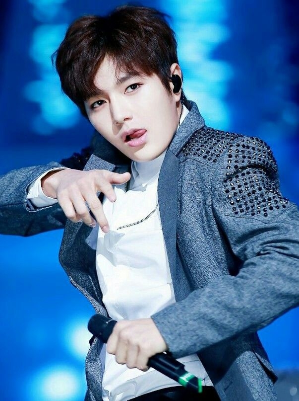 Không chờ đến debut, các idol Kpop này đã nổi tiếng từ thời đi học