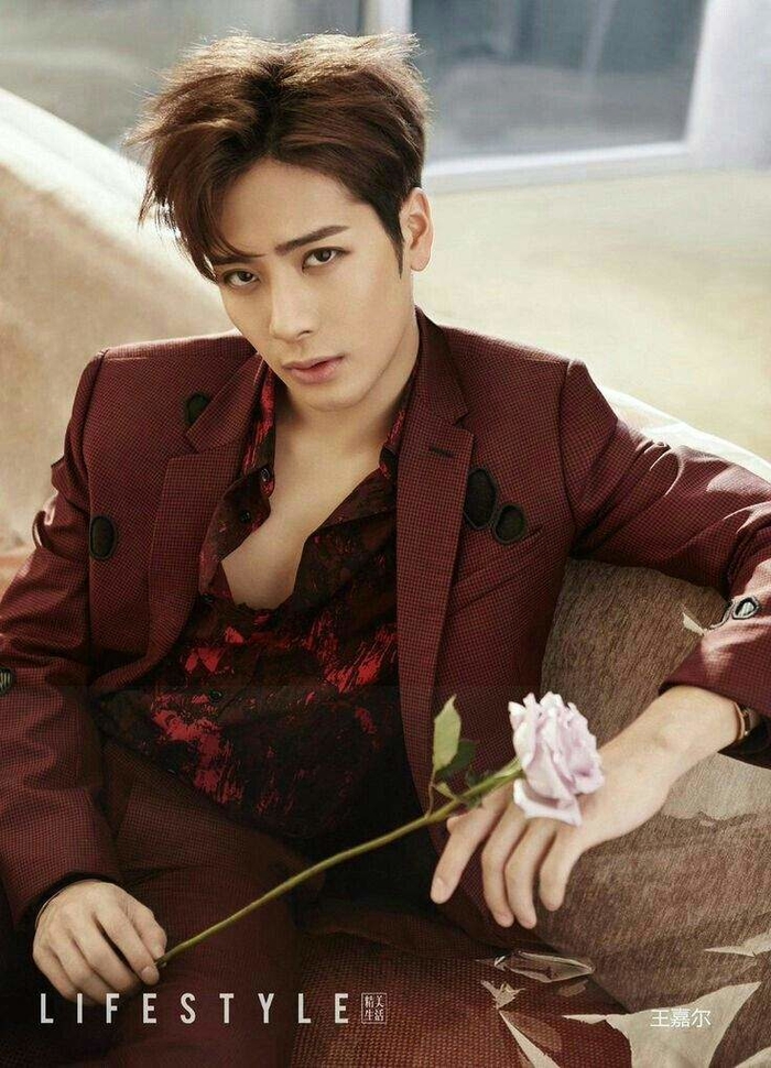 Không chờ đến debut, các idol Kpop này đã nổi tiếng từ thời đi học