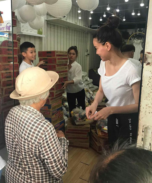 Ảnh hot sao Việt: NS Lê Bình xúc động khi gặp Mai Phương