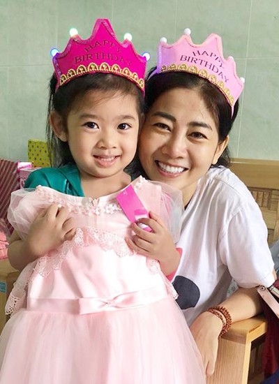 Mai Phương mừng sinh nhật con gái 5 tuổi ở bệnh viện