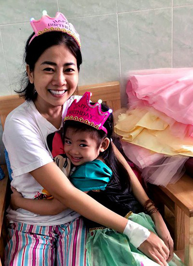 Mai Phương mừng sinh nhật con gái 5 tuổi ở bệnh viện