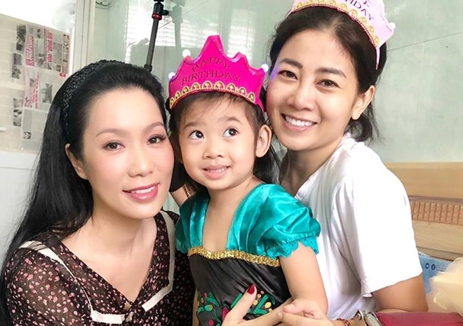 Mai Phương mừng sinh nhật con gái 5 tuổi ở bệnh viện