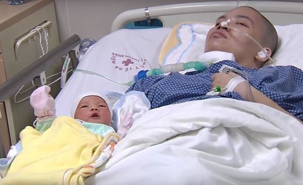 Mẹ tỉnh giấc sau hôn mê khi nghe tiếng con khóc